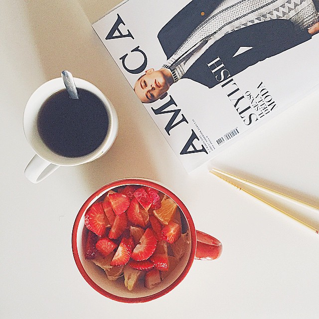 The perfect break: orange cinnamon tea, a good magazine and a fruit salad #fruit #fruitsalad #teatime #amica #amicamagazine #break #studymodeoff #refresh #tea @amicamagazine