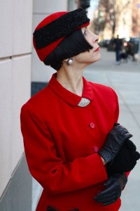 signora vestita in rosso Bon Chic Bon Genre