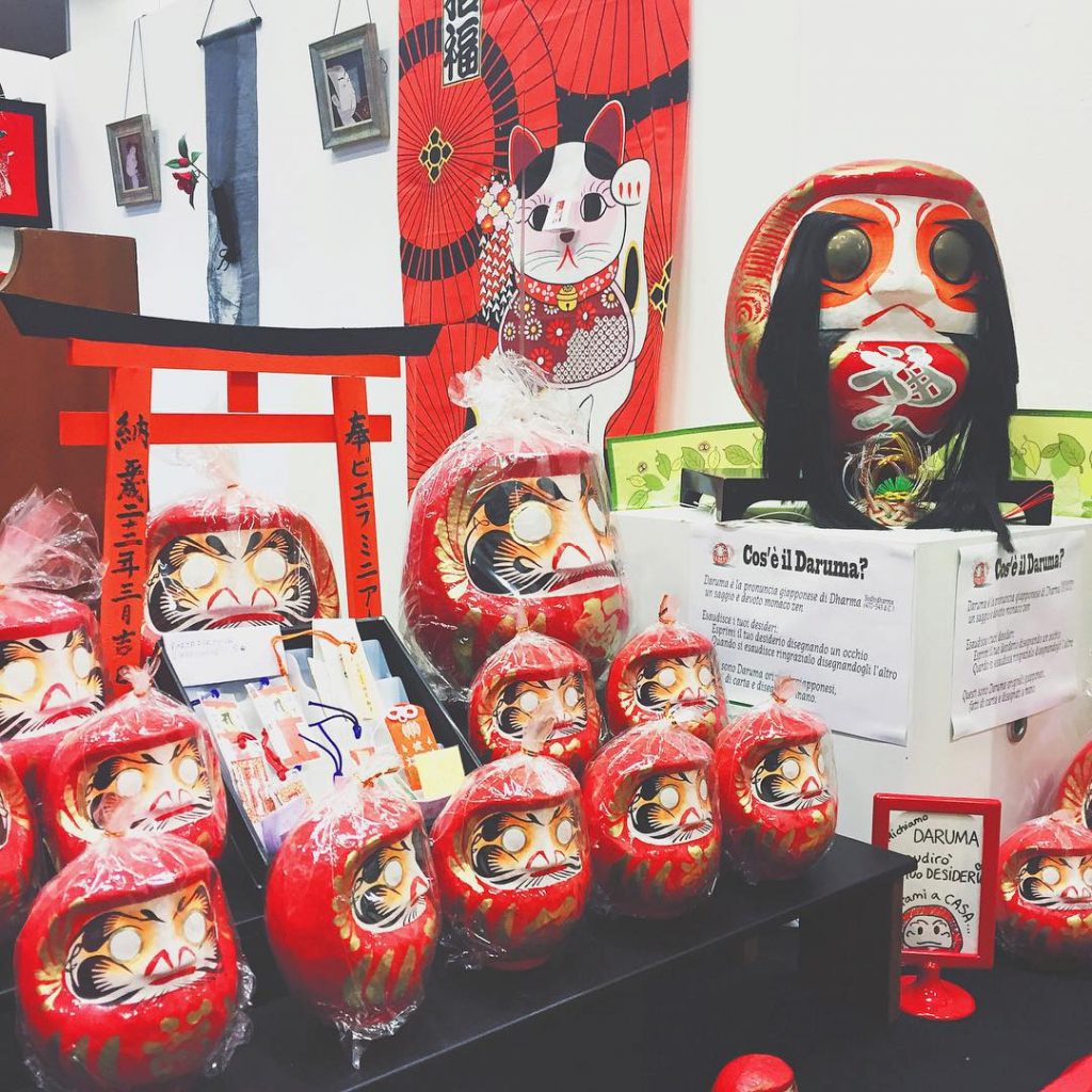 Last day of #japanfestival in Scandicci ＼(^o^)／ se passate da Scandicci vi consiglio di spendere un'oretta per andare al #festivalgiapponese organizzato da @lailacfirenze #lailac #daruma #darumas #darumadoll