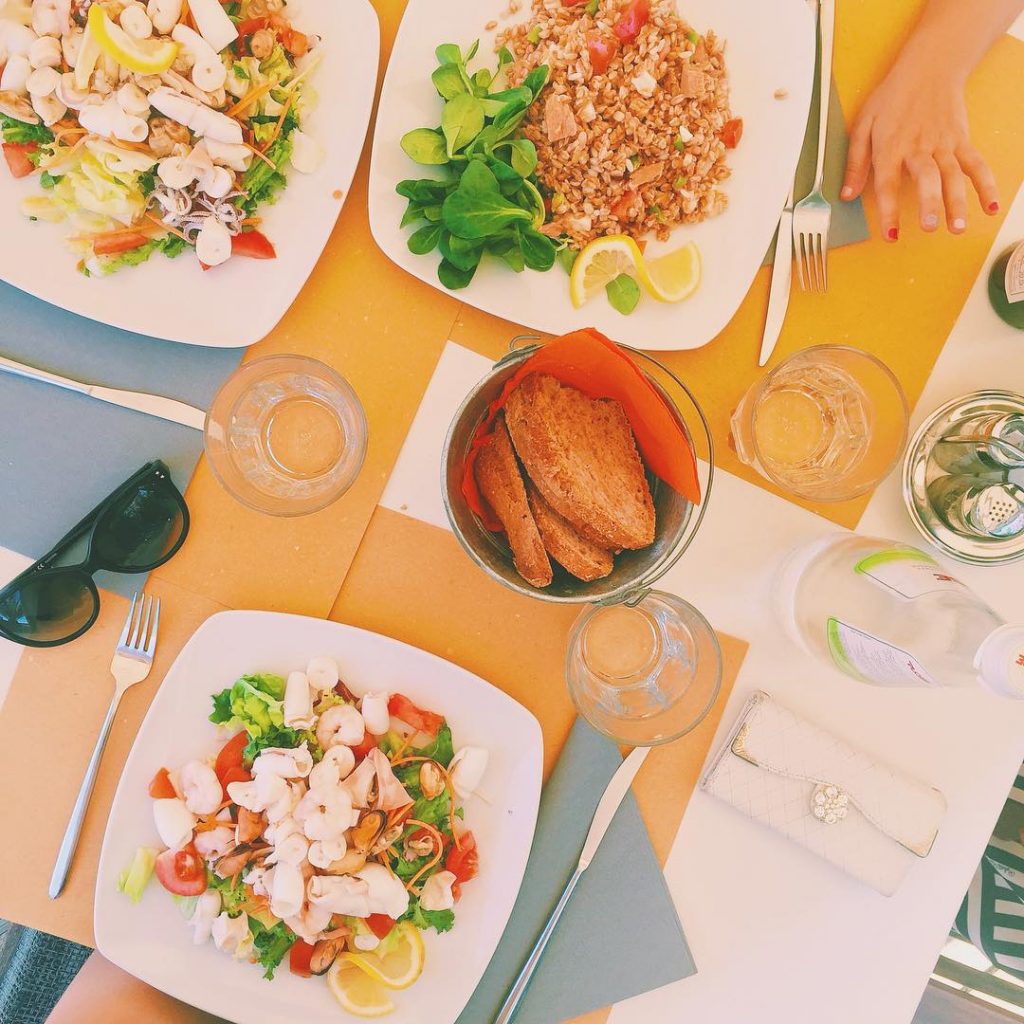 Buon appetito! Oggi sono al mare insieme alle mie donne (mamma e sorellina) ☀️ voi cosa state facendo di bello? Mille bacioni di buona giornata  #lunchattheseaside #saladlover