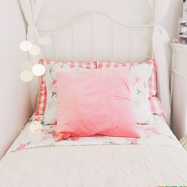 Pretty in pink avete visto il post di ieri sul blog? Se vi va trovate il link nella mia bio  oggi pomeriggio vi aspetto con un nuovo post! Questa mattinata è stata tutta dedicata alla mia sorellina e alle faccende di casa voi cosa avete fatto di bello? #prettyinpink #lateinthemorning #Ikea #pillow #vichy #homefashion #homeinspiration #bedroom