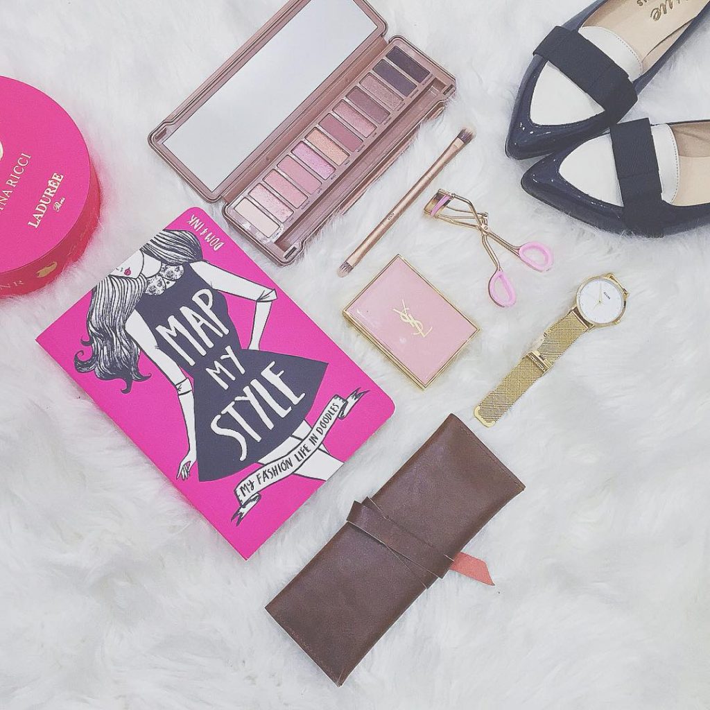 •map my style• #mapmystyle sto pensando ad un post dedicato ai libri "fescion" per amiche "fescion", che ne pensate? Intanto mappo il mio stile a suo di ballerine e palette #rosegold #urbandecay #nakedpalette #naked3 #ysl #etudehouse #ladureemacarons #cluse #clusewatch #bisue #thatsdarling #darlingmovement #thehappynow