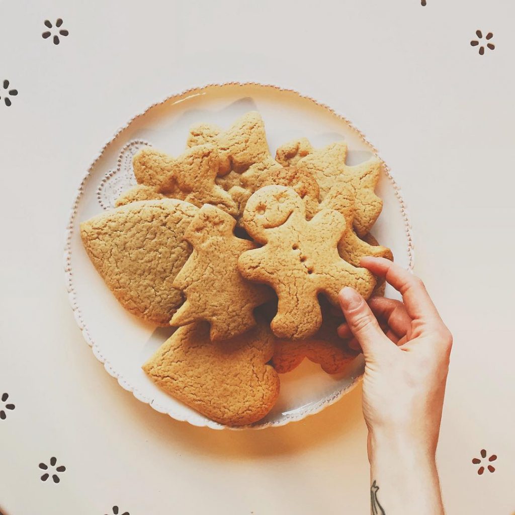 #gingerbread #gingerman , aka filmando e smangiucchiando biscotti #itsxmas #xmastime #christmas2015 #christmastreats #pandizenzero