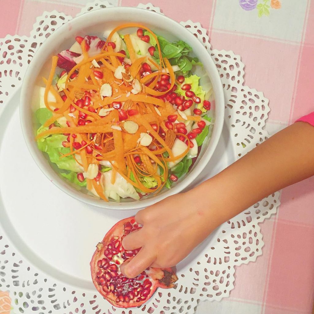 Rethink about your salad with a crunchy #pomegranate and some #almond #falldishes #fallstyle #saladporn #saladbowl #healthychoices #carrotsticks