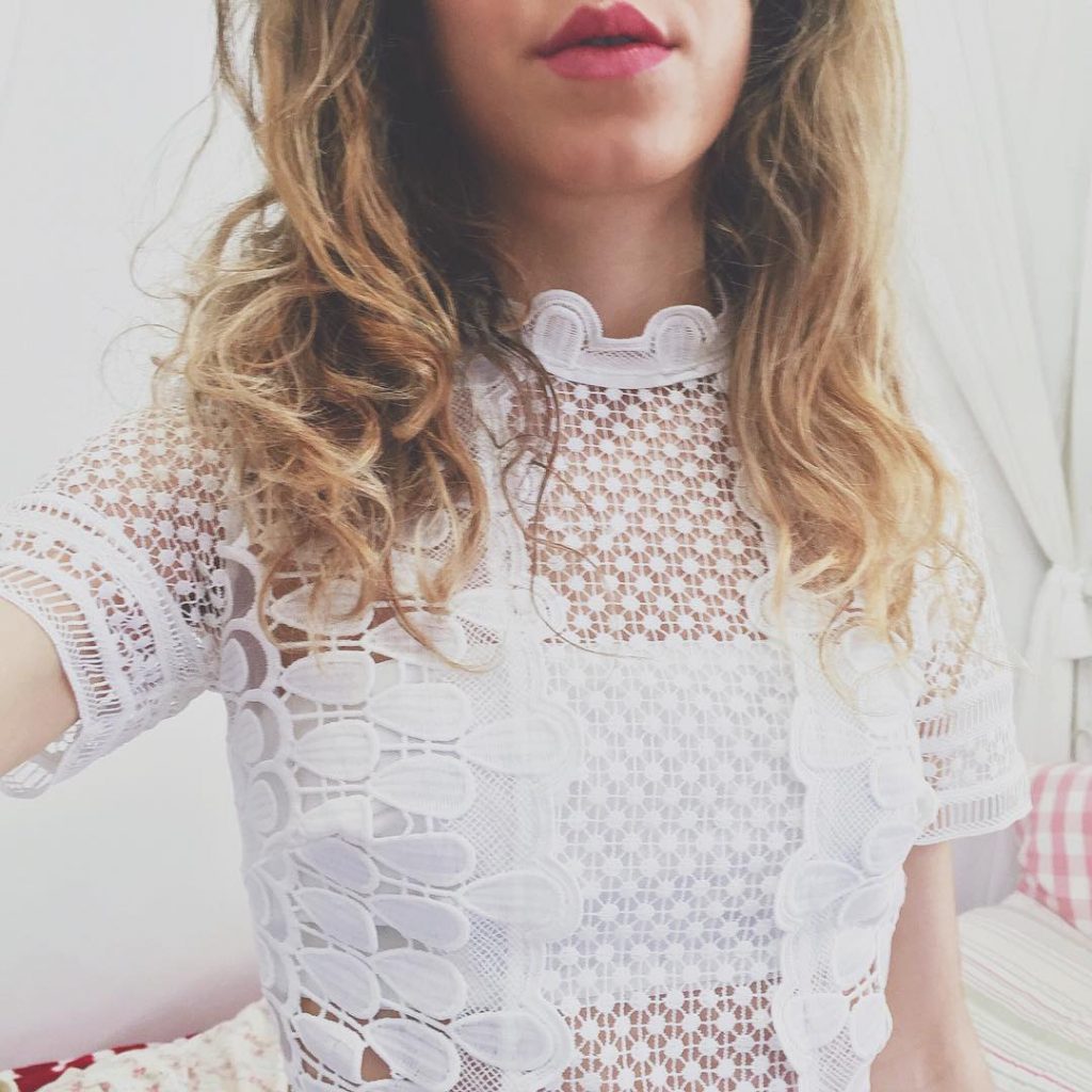 Totally in love with this #lacedress, soon on everydaycoffee.it ❤️ innamoratissima di questo vestito di @mrselfportrait #selfportrait in #pizzo bianco, presto un nuovo post con lui protagonista sul blog ❄️❄️❄️