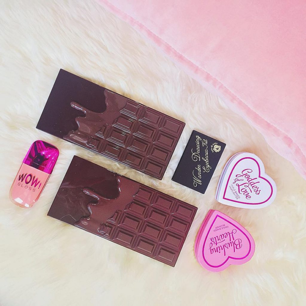 bling blong annuncio importante! Ecco un nuovo #giveawaynatalizio per voi! Potrete vincere: le palette #deathbychocolate e #iheartchocolate di #iheartmakeup, il #gloss nella tonalità Sunshine today, il blush #candyqueenofhearts, l'illuminante #goddessoflove e il kit per sopracciglia #holikaholika. Le regole da seguire sono le seguenti. 1: essere residenti in Italia e avere un profilo Instagram pubblico. 2: seguire la mia pagina Instagram (@francescagiagno ). 3: ripostare questa foto sul vostro account con l'hashtag #natalemakeup15, taggando se vi va delle vostre amiche! il giveaway si chiuderà il 23/12 alle 0.00 e il vincitore verrà sorteggiato il 24/12; partecipate in tanti vi aspetto