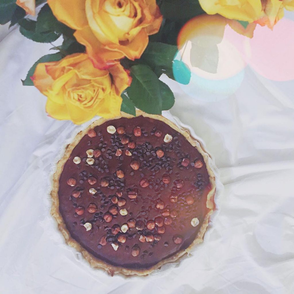 Friday is the sweetest day of the week baking this delicious #vegandessert : #brownie orange #tart with #hazelnut #loveit Buonasera bellissimi! Cosa state facendo di bello? Io sto sfornando un dolce tutto #vegano : una crostata brownie all'arancia con nocciole. È veramente deliziosa! presto la ricetta sul blog! #veganbakery #veganism #veganfoodporn