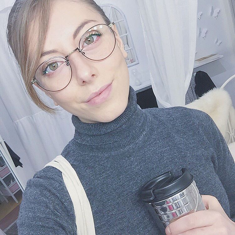 Hipster in da house ☕️ovvero come nemmeno gli occhiali e il caffè nascondono le occhiaiee a proposito di occhiali! Che ve ne pare? Mi è sempre piaciuto indossare gli occhiali anche se non ne ho bisogno e questa montatura di @firmoo_optical mi piace un sacco! #firmoo #firmooglasses #coffeemug #travelmug #starbucksmug #nerdglasses