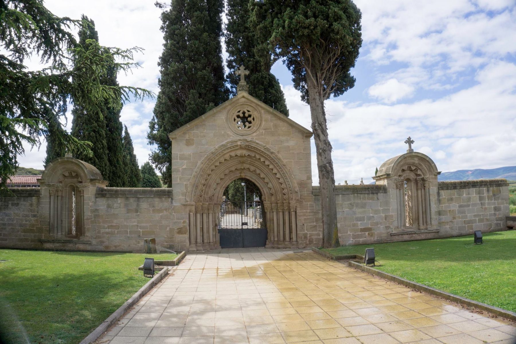 portale cimitero gotico