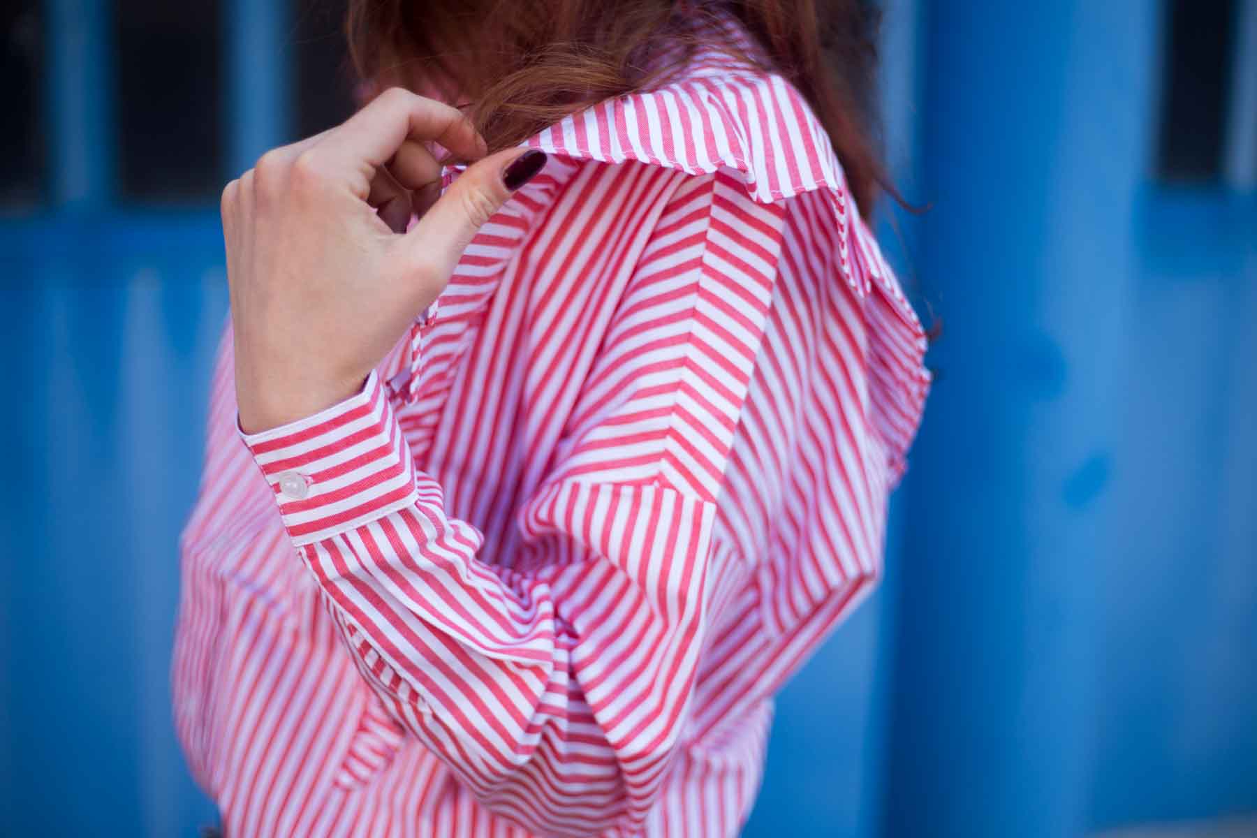 camicia a righe rosse e bianche con ruches