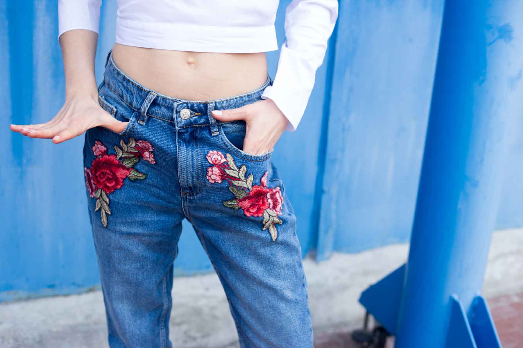 jeans con ricami floreali outfit