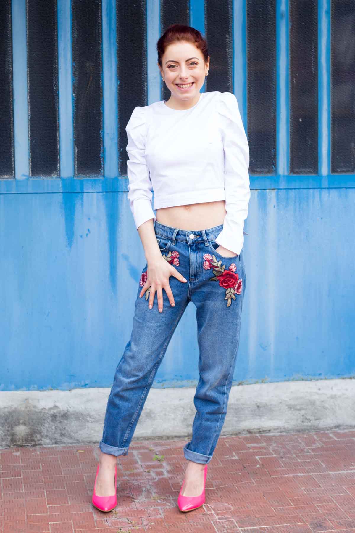 jeans con ricami floreali