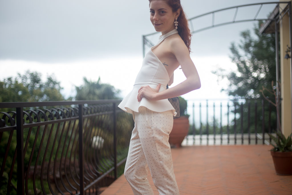 outfit total white con top con scollo all'americana