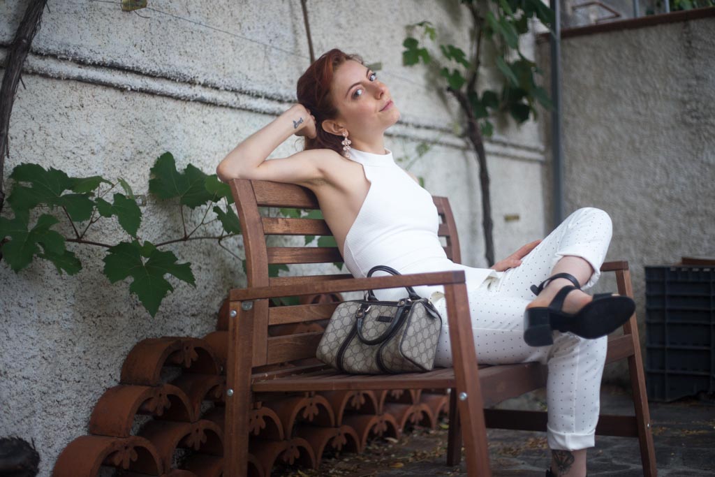 outfit total white con top con scollo all'americana