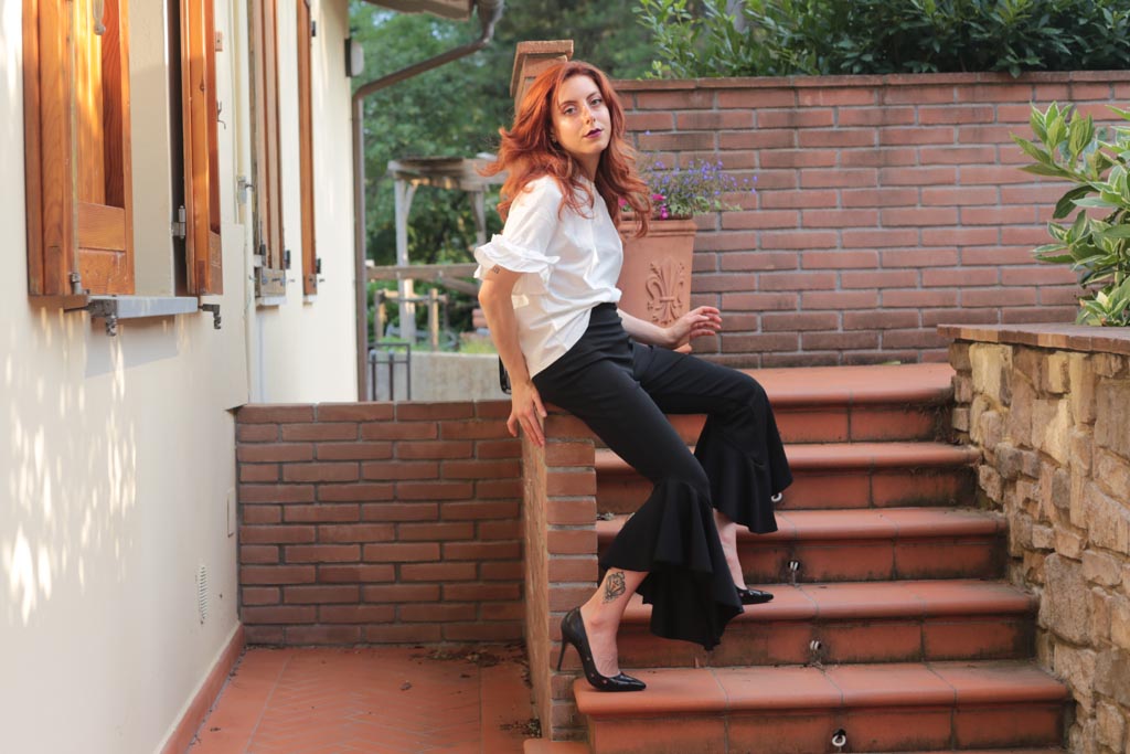 outfit tshirt bianca con volant e pantaloni a campana-2