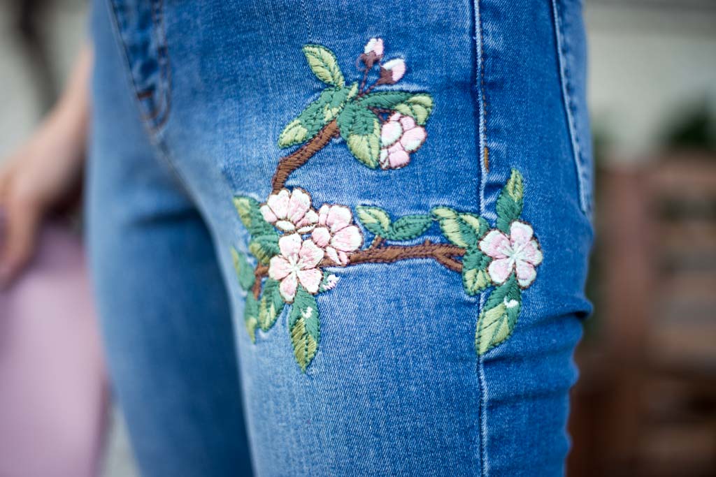 dettaglio jeans con ricami floreali