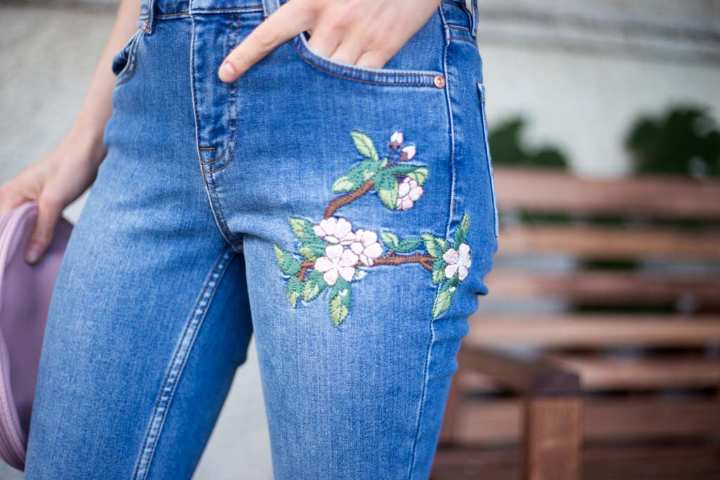 jeans con ricami floreali