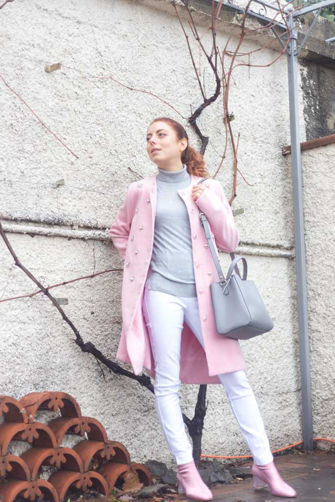 outfit minimal con cappotto rosa