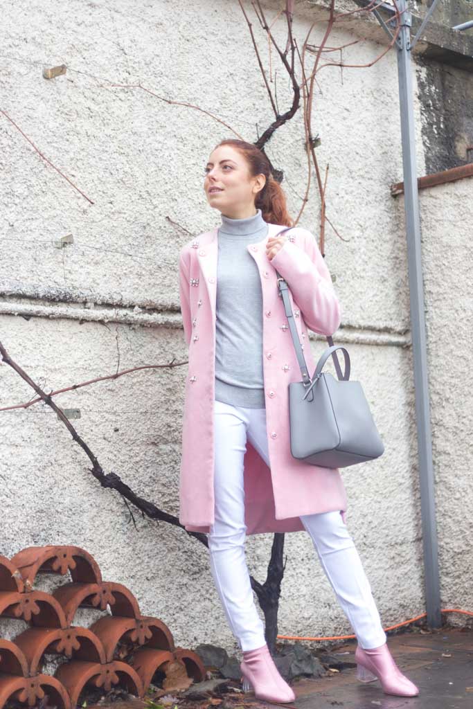 Outfit Cappotto rosa con applicazioni: un outfit MINIMAL a tre colori