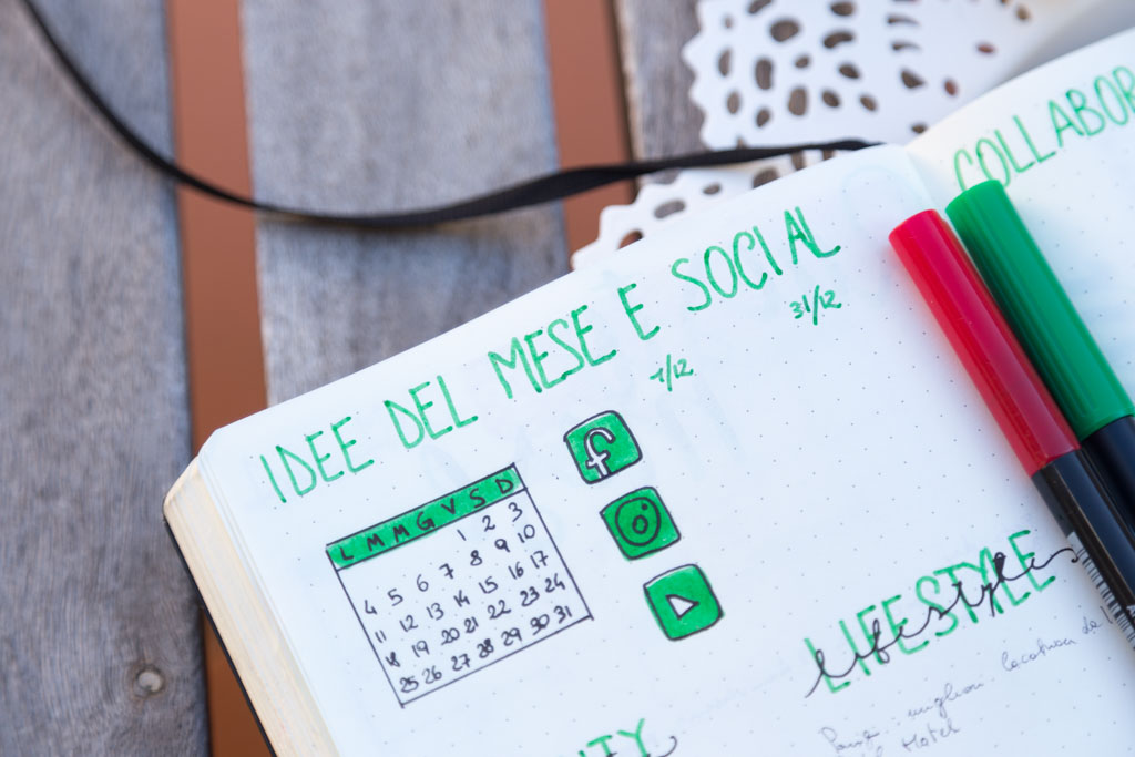 bullet journal dicembre social tracker