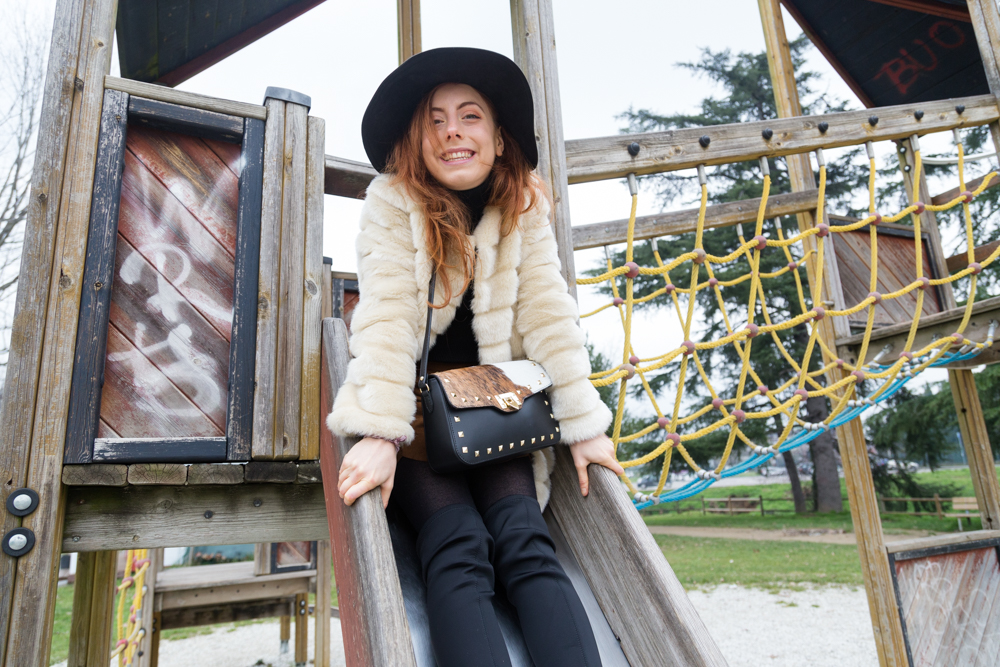 outfit con pelliccetta e borsa in cavallino e pelle