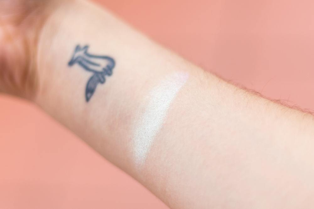 diamond light too faced swatch braccio