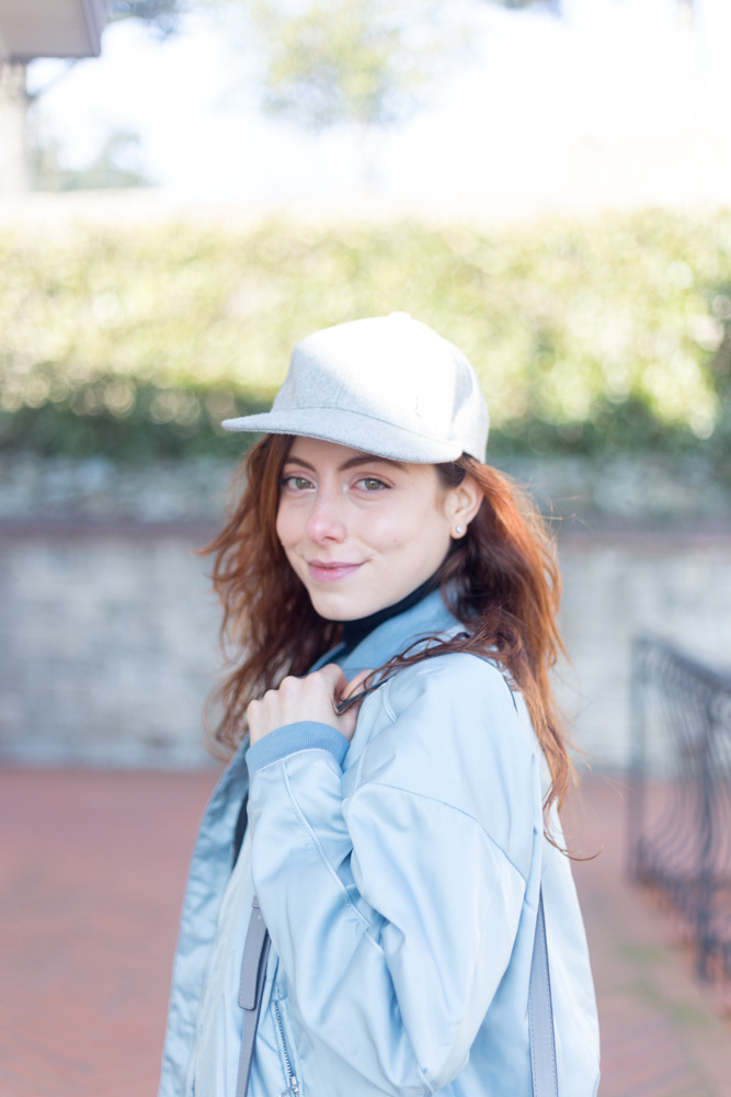 outfit con cappello da baseball grigio