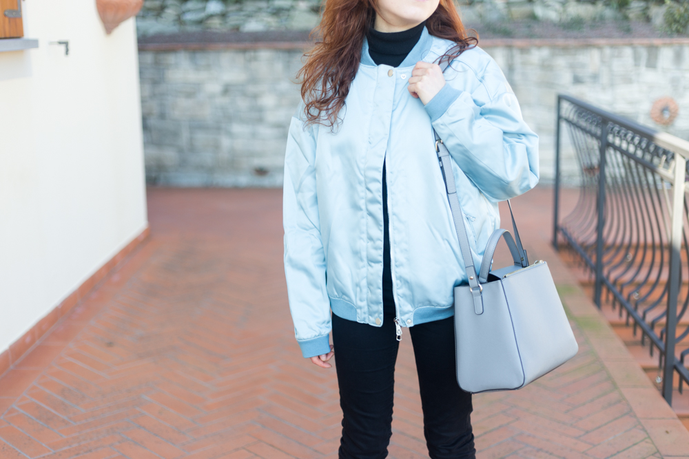 outfit con bomber celeste