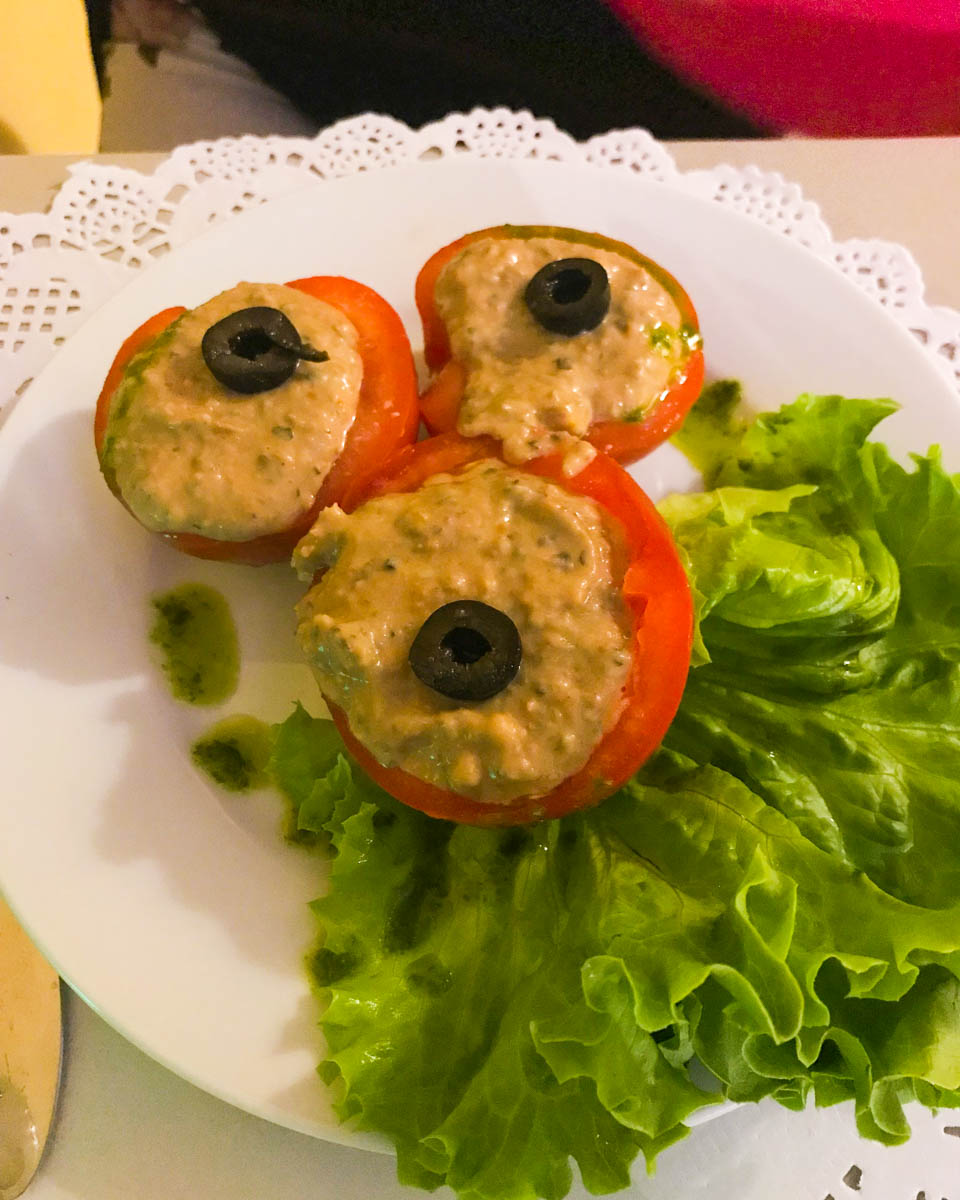 ristorante vegano yop pomodori ripieni con tonno "felice"
