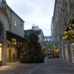 Parigi albero di natale davanti a chanel