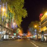 benvenuti a Parigi strada illuminata lafayette