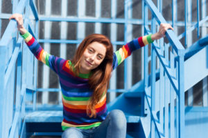 Maglione a righe arcobaleno