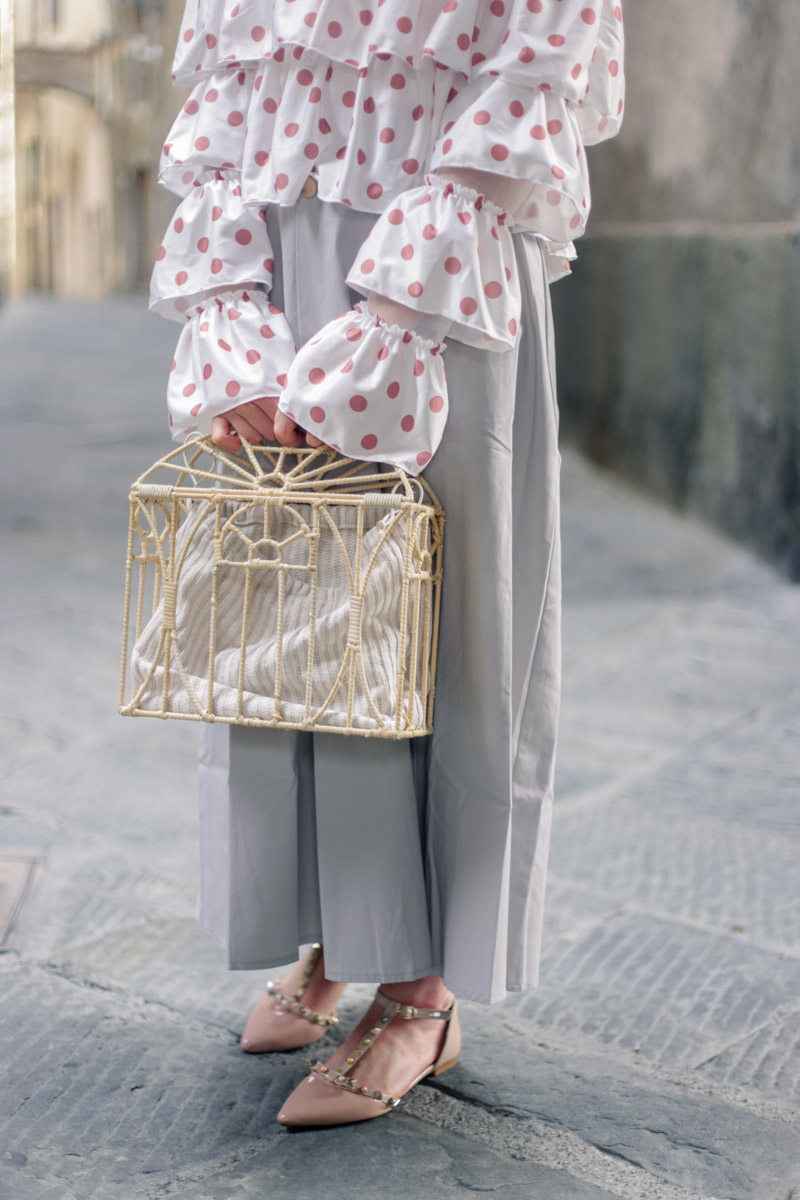 outfit per la città con cappello di paglia