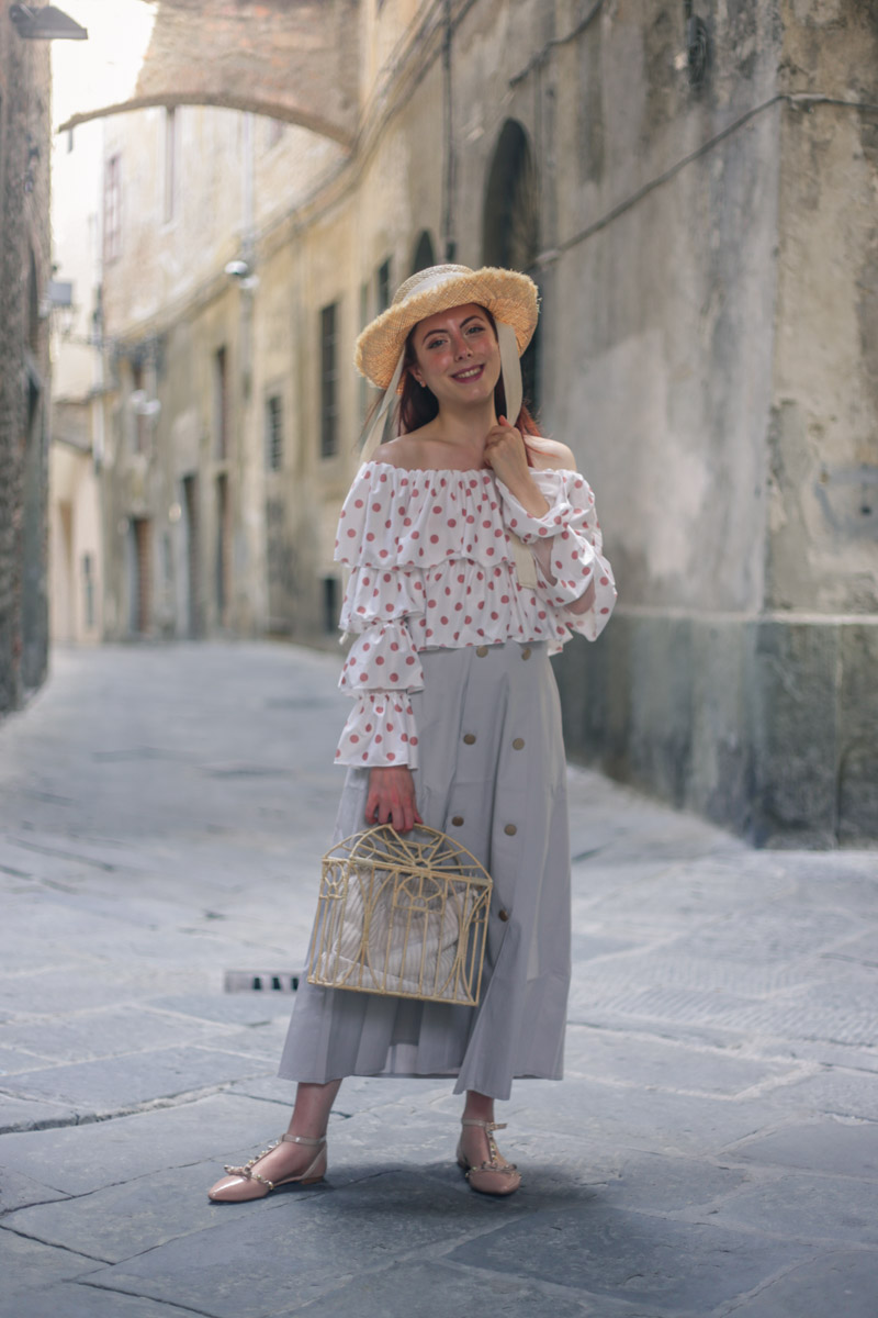 outfit per la città con cappello di paglia