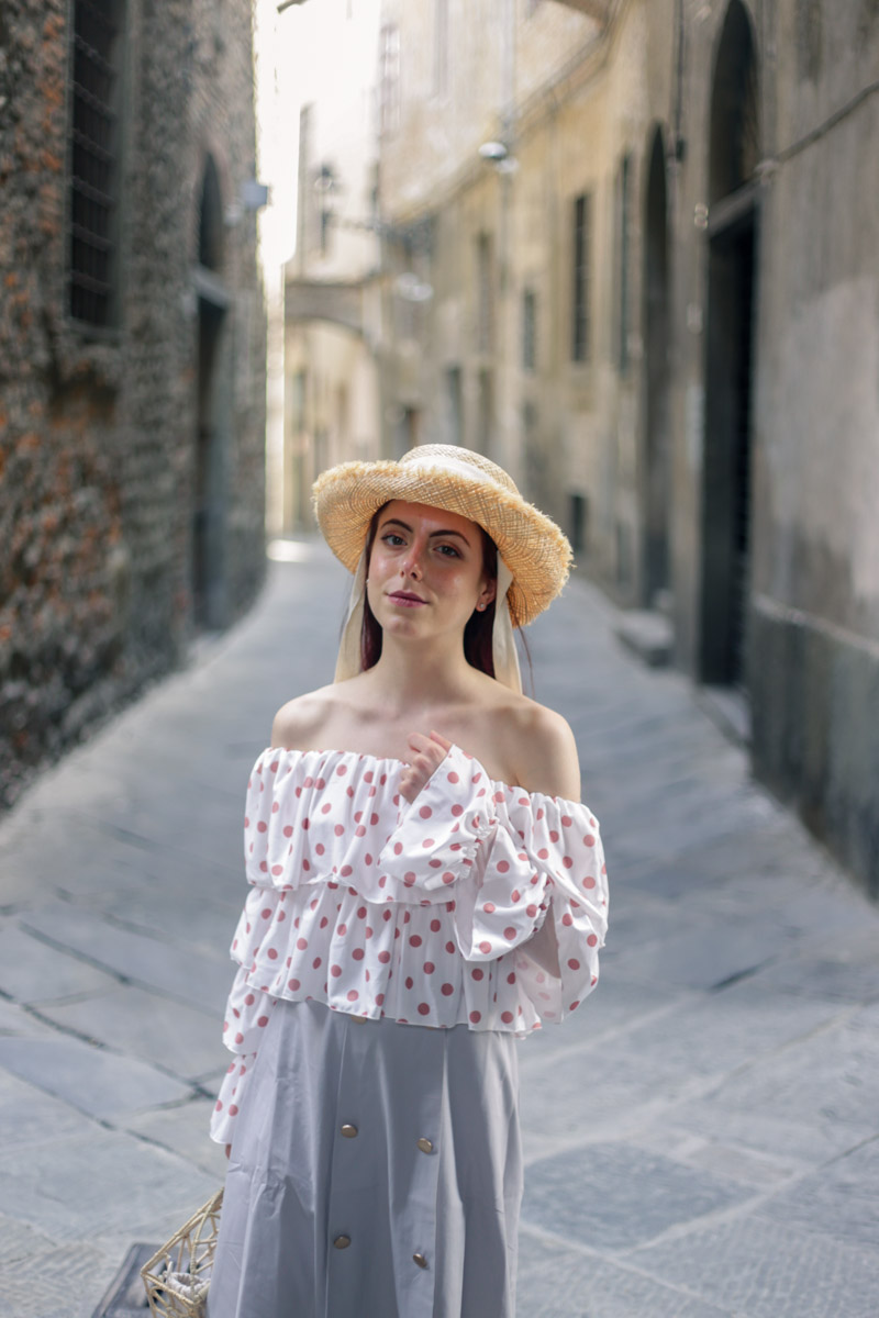 outfit per la città con cappello di paglia