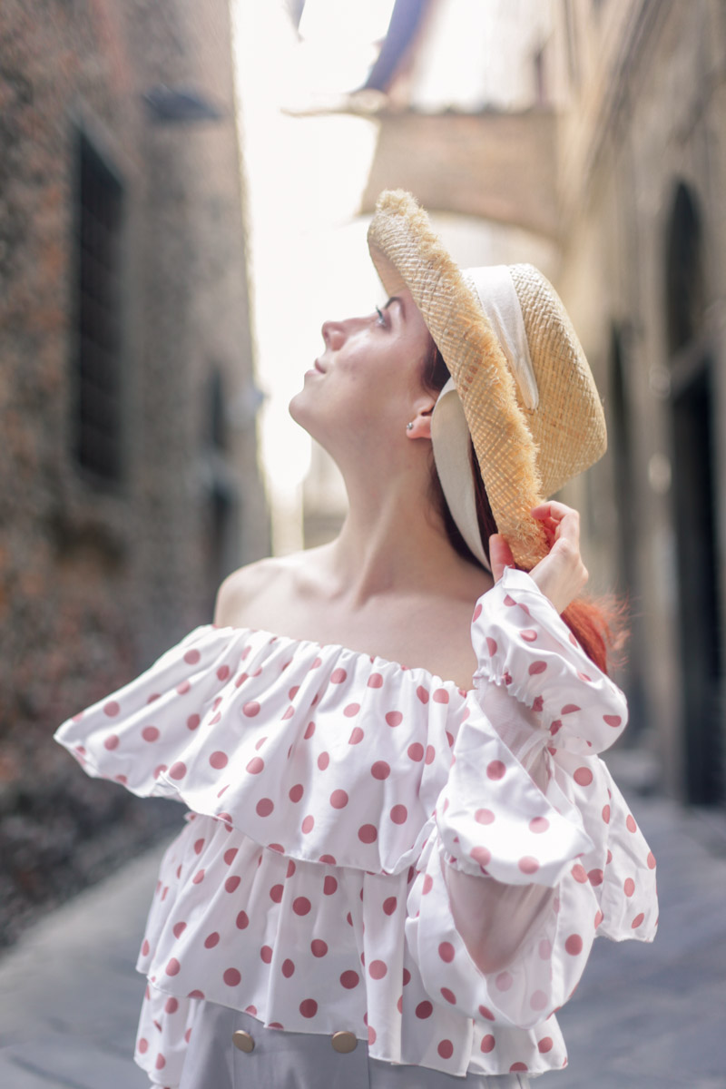 outfit per la città con cappello di paglia