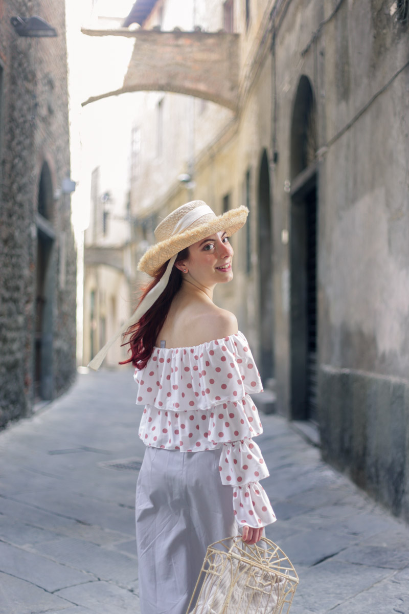 outfit per la città con cappello di paglia