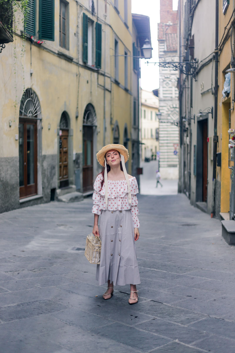 outfit per la città con cappello di paglia