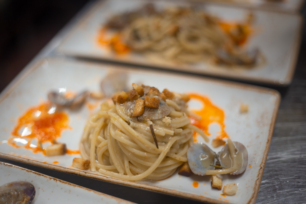 ristorante stilnovo spaghetti alle vongole con crostini di pane