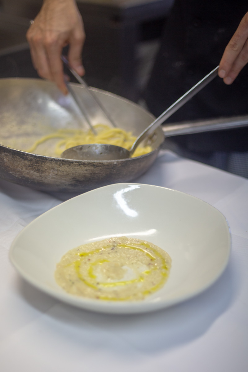 trattoria Officina dell'olio spaghetti con crema di pane