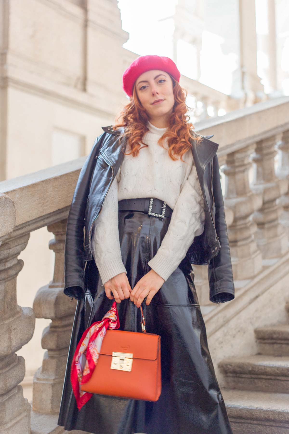 outfit maglione bianco e chiodo