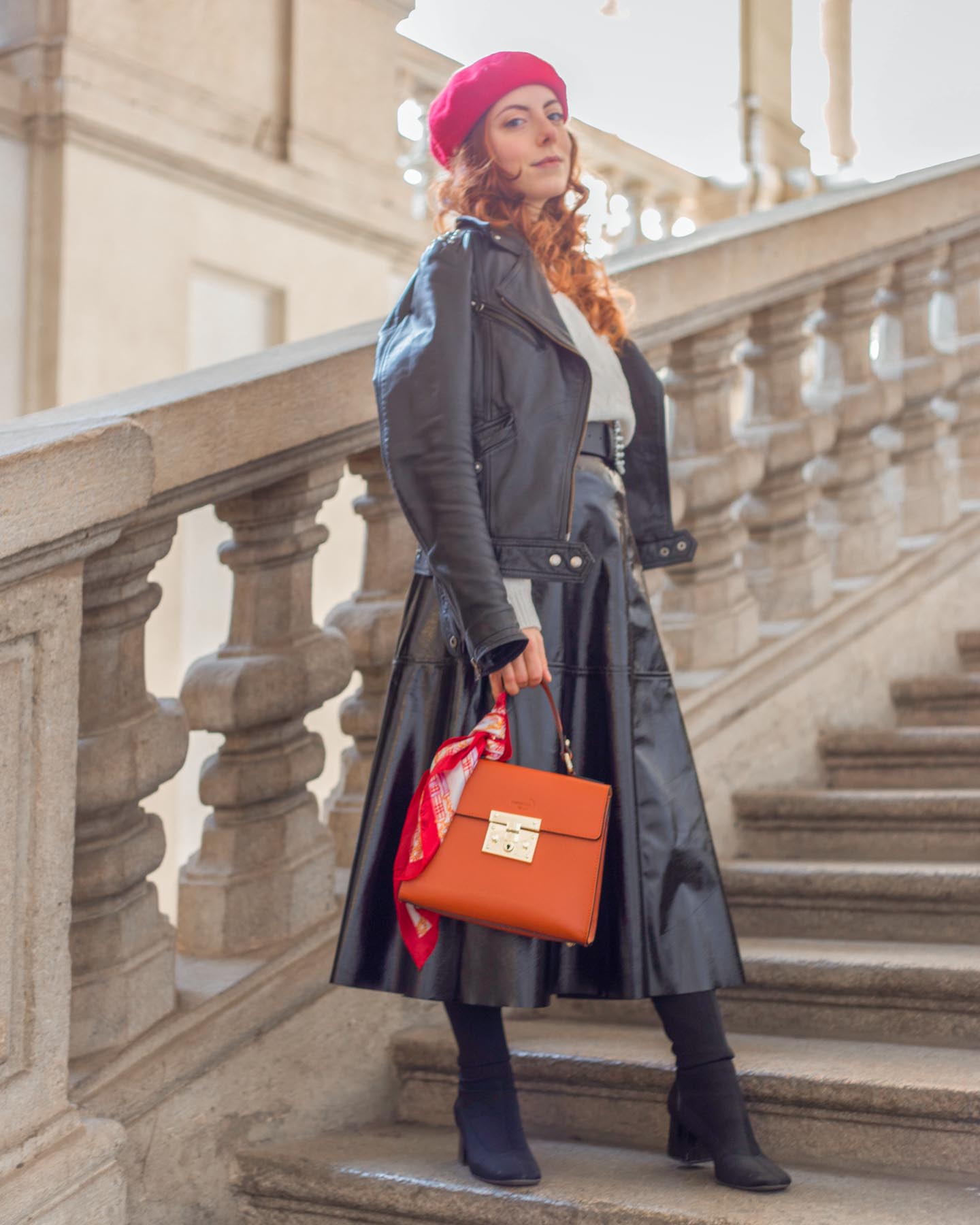 outfit maglione bianco e chiodo