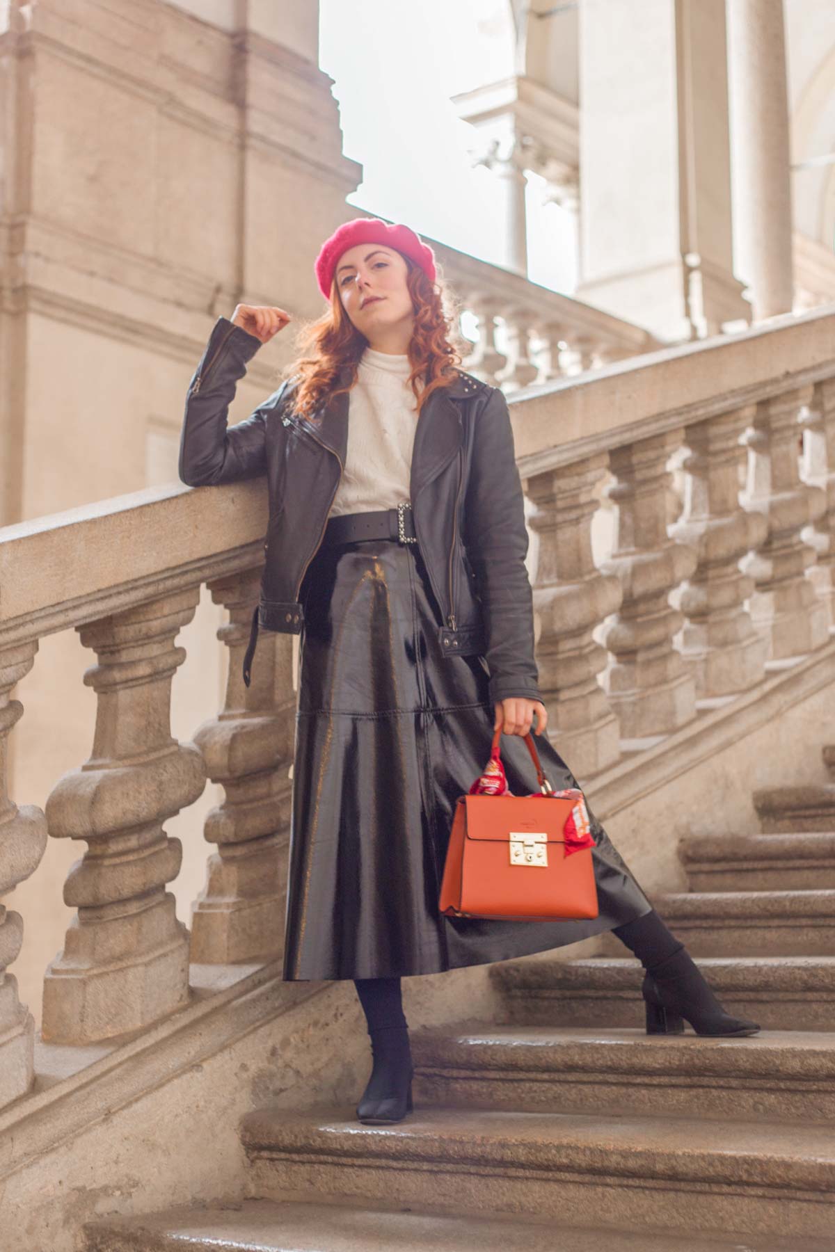 outfit maglione bianco e chiodo