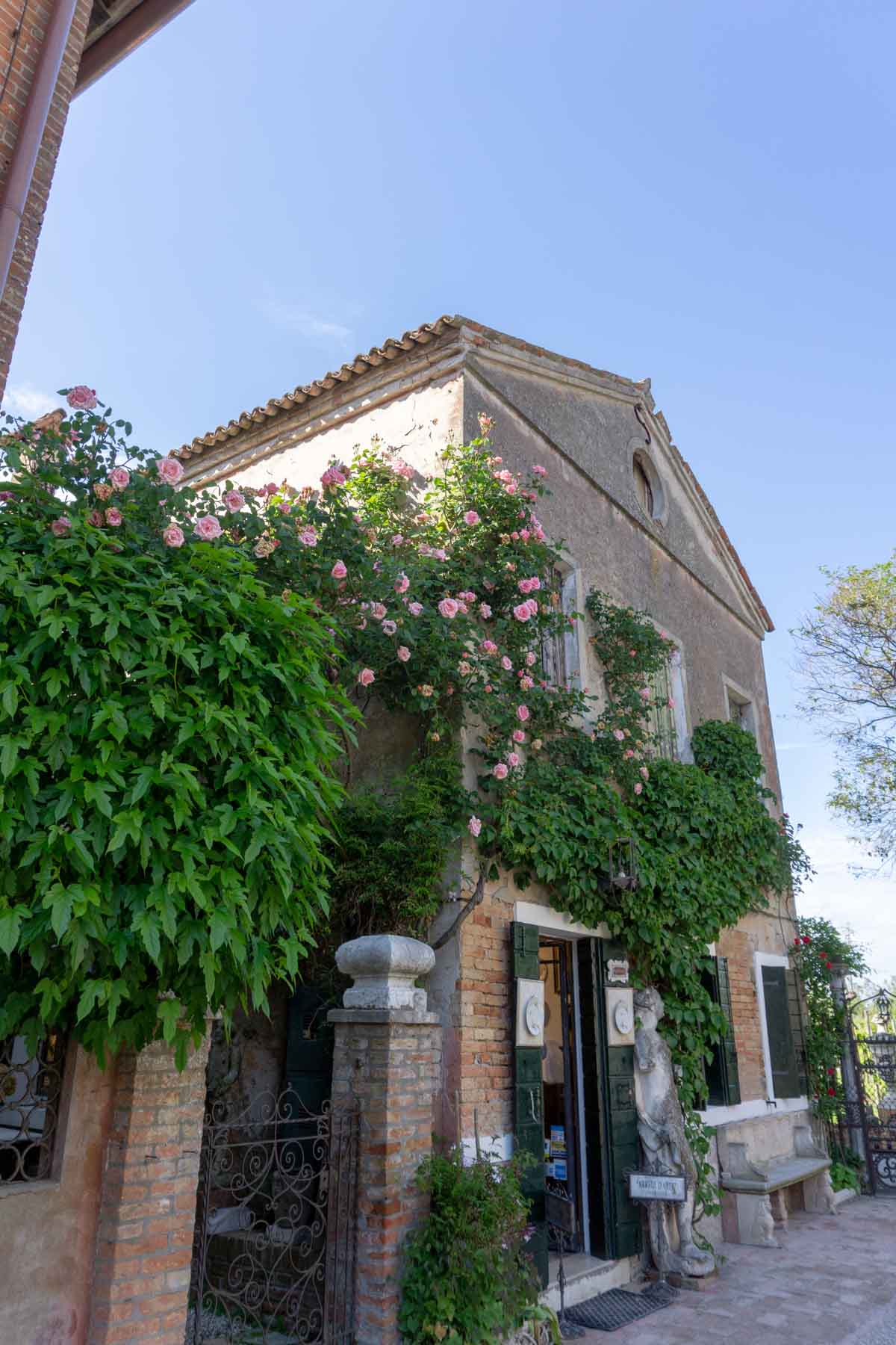 casa a torcello con rose