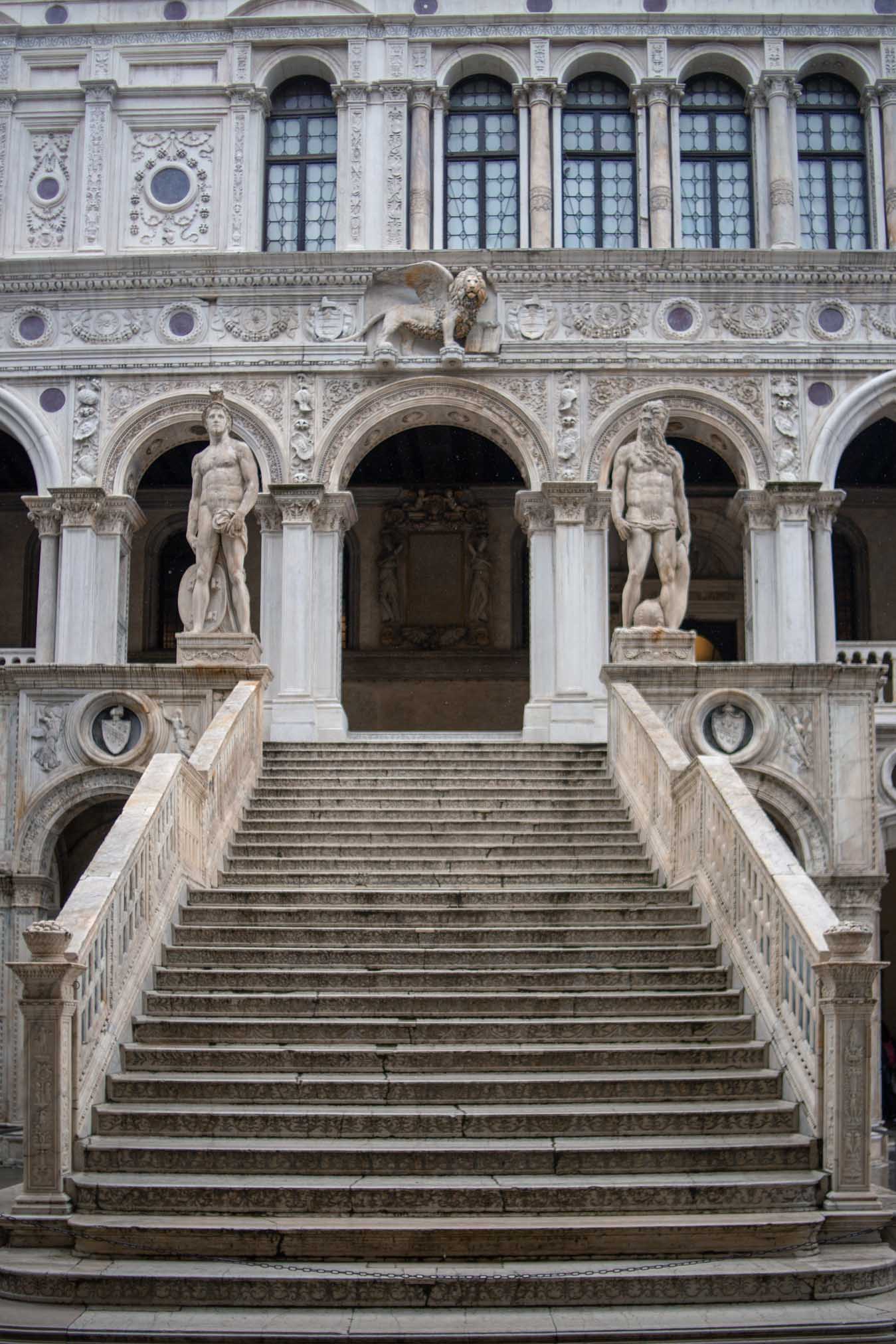 scalinata di palazzo ducale