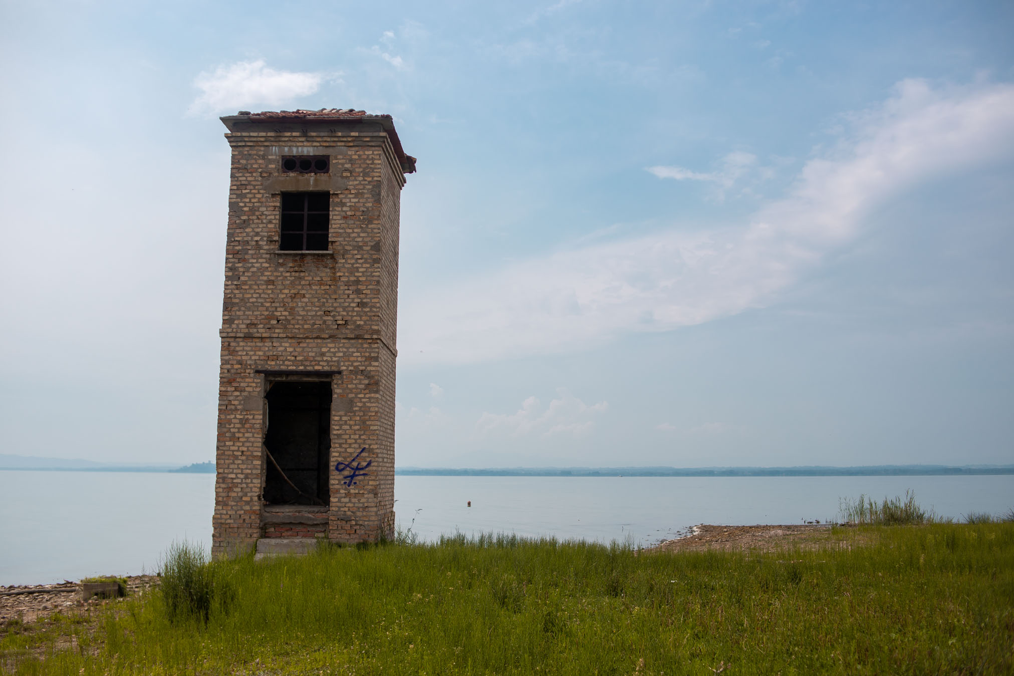 torre di vedetta abbandonata sul lago trasimeno