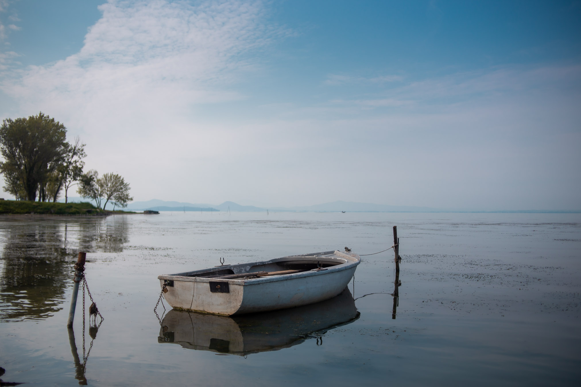 barca abbandonata nel lago trasimeno