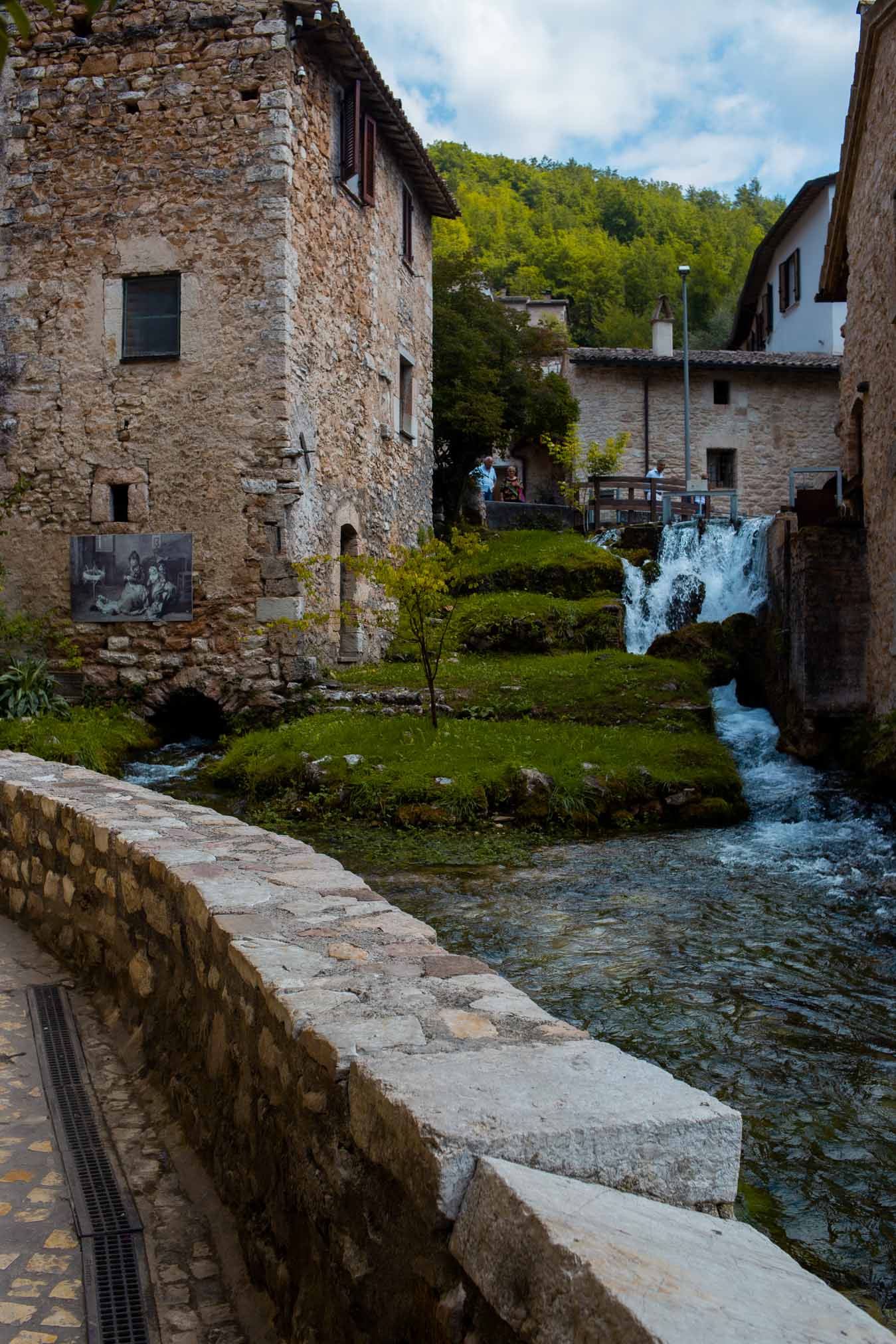 la cascatella con l'acqua del menotre a rasiglia