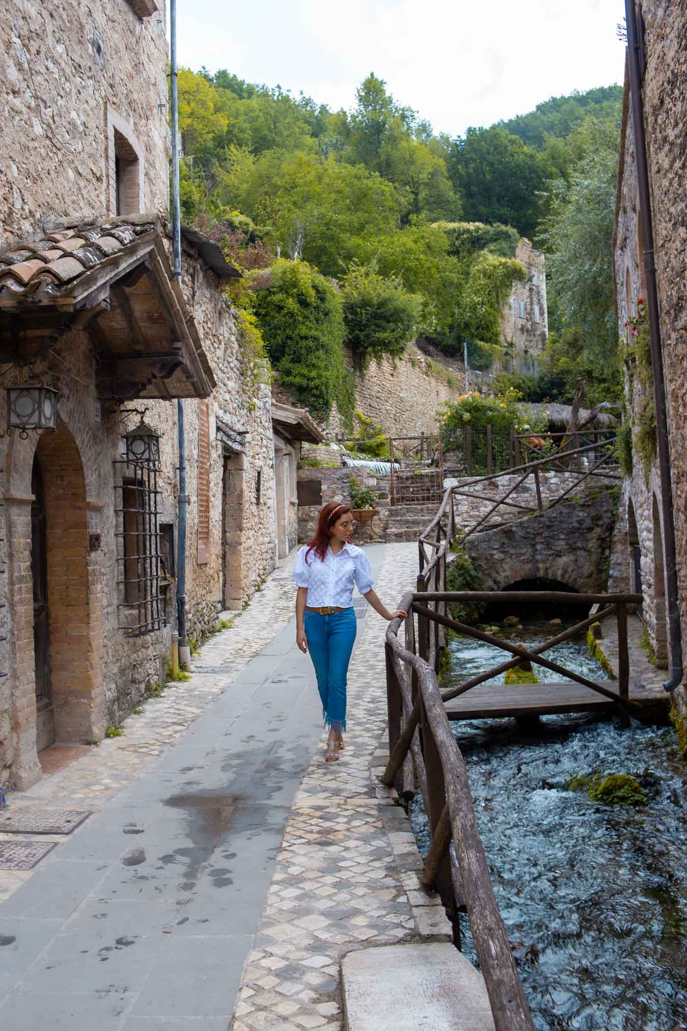 Fracesca che passeggia fiancheggiando un ruscello a rasiglia borgo delle acque