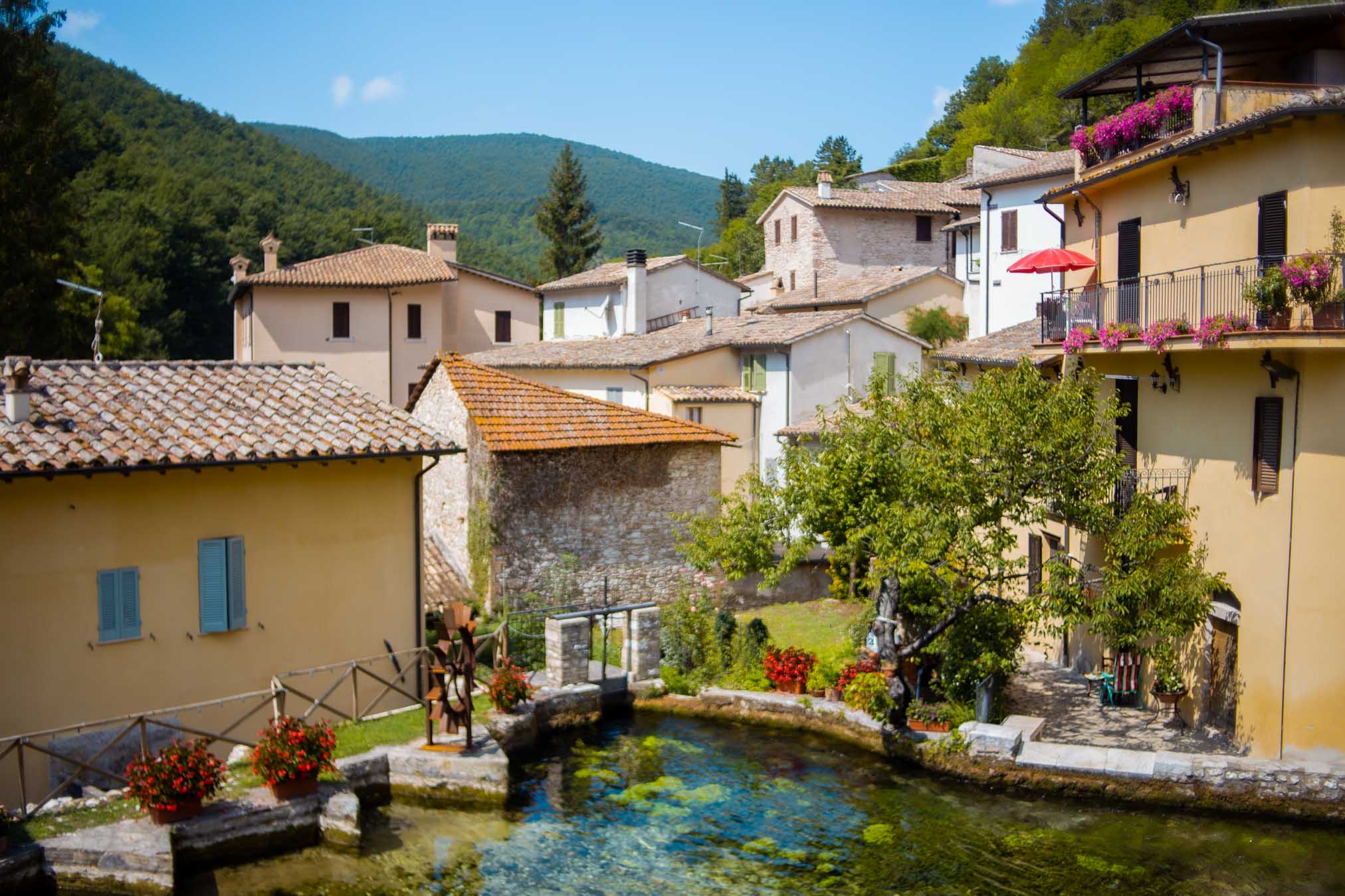 vista sulla sorgente di rasiglia